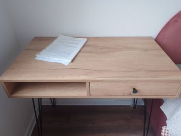 Собран стул: установлены ножки, закреплено сиденье, проверена устойчивость, прикручены все детали, обеспечена надежность конструкции, завершена проверка качества сборки.