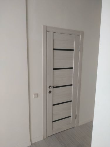 Установлена новая деревянная створка, выполнен монтаж коробки, закреплены петли, врезана ручка, отрегулировано полотно, проверена плавность закрывания, произведена финишная отделка проема.