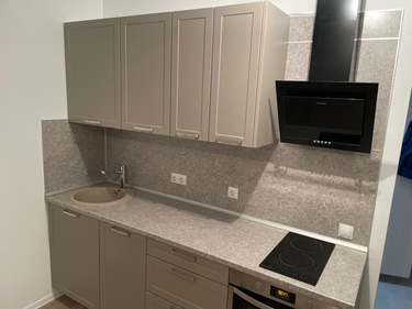 Установлены шкафы, смонтирована столешница, подключена мойка, встроена варочная панель и духовой шкаф, закреплена вытяжка. Завершена отделка фартука.