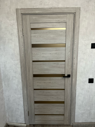 Установлена новая створка, закреплены петли, врезан замок, отрегулирована фурнитура, проведена подгонка по проему, обеспечена плавная работа, проверена надежность конструкции.