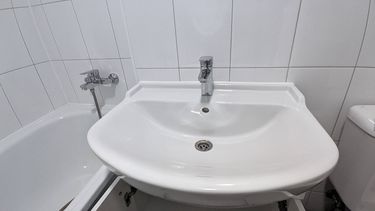 Установлена новая раковина, подключены водопроводные трубы, закреплен смеситель, проверена герметичность соединений, выполнена регулировка сливной системы, проведены финальные тесты.