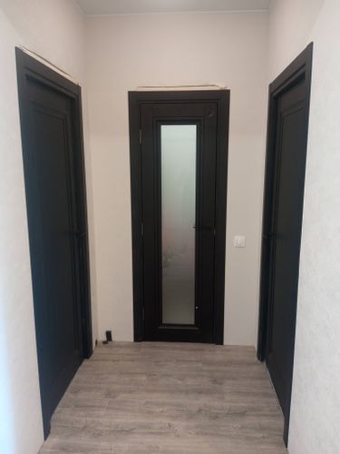 Установлена новая створка с коробкой, отрегулированы петли, закреплён наличник, проверена плавность открывания, устранены зазоры, выполнена финишная отделка, обеспечена герметичность.