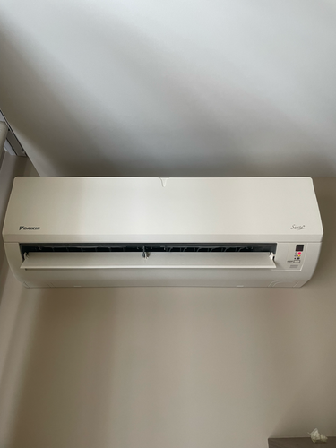 Проведена очистка фильтров, устранение загрязнений на внутренних элементах, дезинфекция системы, проверка дренажа, восстановление работоспособности, улучшение воздушного потока.