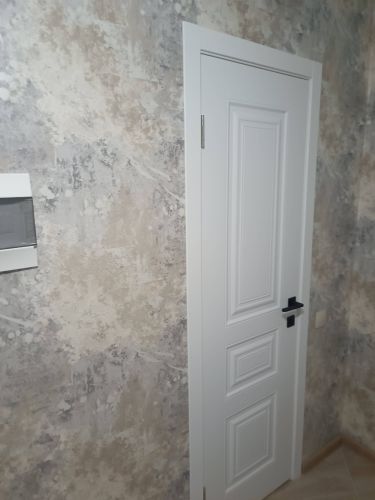 Установлен замок в дверь, проделаны отверстия для механизма, закреплены ручки, проверена работоспособность. Всё выполнено аккуратно и точно, обеспечена надежная фиксация.