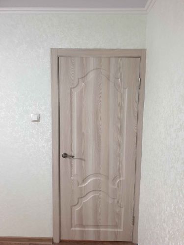 Установлены дополнительные элементы на входную конструкцию, обеспечивающие завершенный вид и улучшенную изоляцию. Работа выполнена аккуратно, с учетом всех деталей и требований.