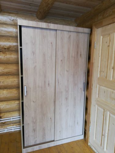 Собран шкаф с раздвижными дверями, установлены полки, закреплены направляющие, прикреплены ручки, проверена устойчивость конструкции, отрегулированы элементы для плавного открывания.