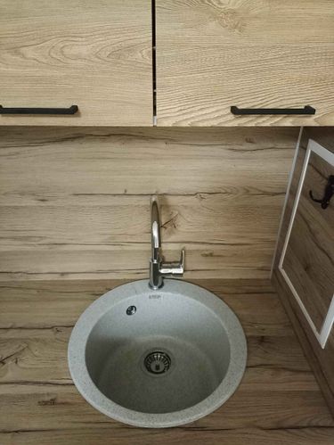 Установлен новый кран в ванной комнате. Демонтирован старый, произведен монтаж современного смесителя. Все соединения герметично закреплены, обеспечена надежная работа системы.