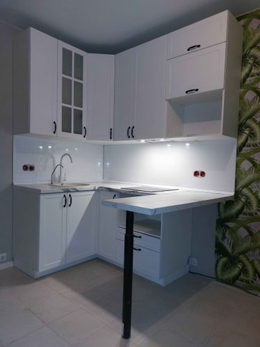 Установлены шкафы, смонтированы фасады, закреплены ручки. Подключена мойка, встроена варочная панель. Смонтирована столешница, установлены полки, подключено освещение.