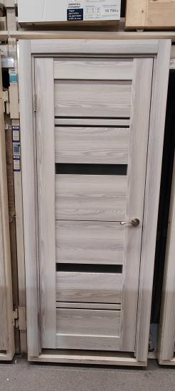 Установлена новая створка, закреплены петли, врезана ручка, отрегулирована коробка, обеспечена плавная работа, проверено прилегание, завершены отделочные работы, произведена уборка.