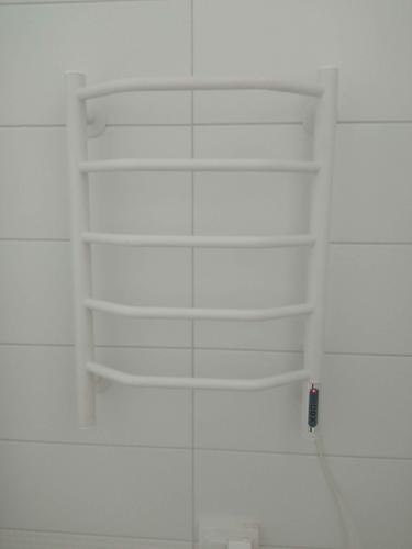 Закреплено устройство на стене, подключено к электросети, проверена работа, обеспечена безопасность, скрыты провода, выровнена поверхность, завершена установка.