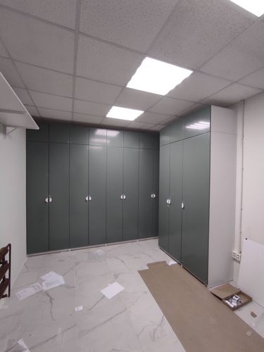 На стене установлена полка, закрепленная с помощью кронштейнов. Работы завершены, пространство организовано, обеспечена надежность и устойчивость конструкции.