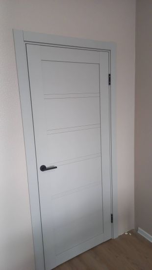 Установлена новая деревянная створка, закреплены петли, врезан замок, отрегулирована фурнитура. Проверена плавность открывания, закрывания. Обеспечена надежность конструкции, эстетичный вид.