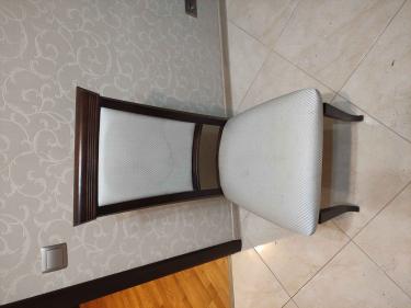 Изображен стул после завершения работ: укреплены ножки, заменены крепления, обновлена обивка сиденья, восстановлена устойчивость конструкции, устранены дефекты поверхности.