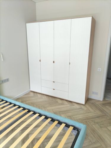 Установлены каркас, ламели, закреплены все элементы, проверена устойчивость. Конструкция завершена, готова к использованию.