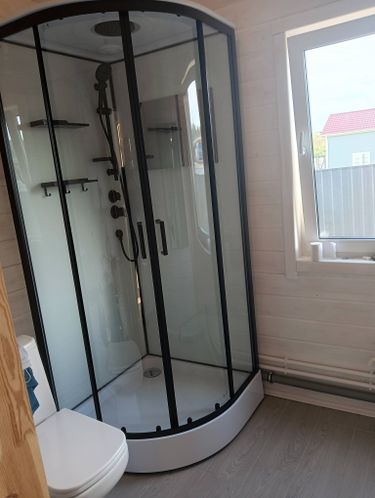 Установлена современная душевая конструкция с гидромассажем. Подключены водопроводные коммуникации, герметично закреплены стеклянные панели, проверена функциональность всех систем.