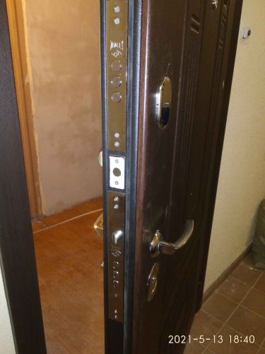 Установлена новая пластиковая дверь, закреплены петли, врезан замок, отрегулирована фурнитура, проверена герметичность, выполнена отделка откосов, очищено рабочее место.