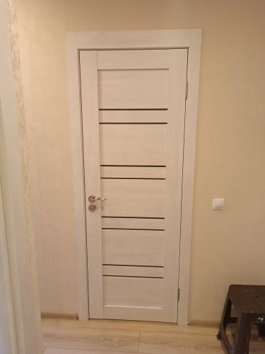 Выполнена установка замка: вырезано отверстие, закреплен механизм, прикреплены ручки. Дверь функционирует корректно, обеспечивая надежное закрытие.