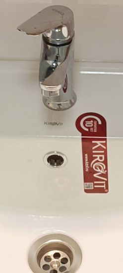 Установлено новое оборудование на раковину, подключены водопроводные трубы, проверена герметичность соединений, обеспечена стабильная подача воды, завершены все монтажные работы.