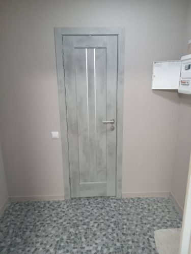 Установлена складная конструкция, закреплена на петлях, обеспечена плавная работа механизма. Подогнаны элементы, выровнены края, зафиксированы ручки, выполнена проверка функциональности.