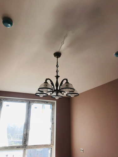 Установлено освещение на натяжной поверхности, подключены провода, закреплен крепеж, проверена работа. Завершено оформление, обеспечена надежность и безопасность конструкции.