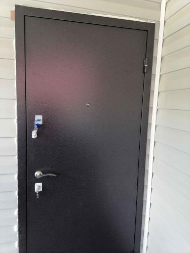 Установлена металлическая дверь, закреплена в проеме, отрегулированы петли, проверена работа замков и ручек, зазоры заполнены монтажной пеной, обеспечена герметичность и надежность конструкции.
