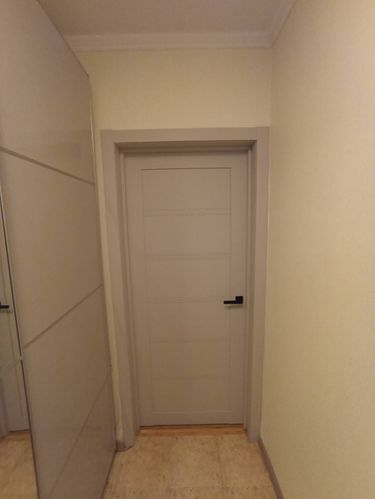 Установлена новая межкомнатная дверь со створкой, выполнена подгонка, монтаж коробки и наличников, закреплена ручка, проверена функциональность и плавность открывания.