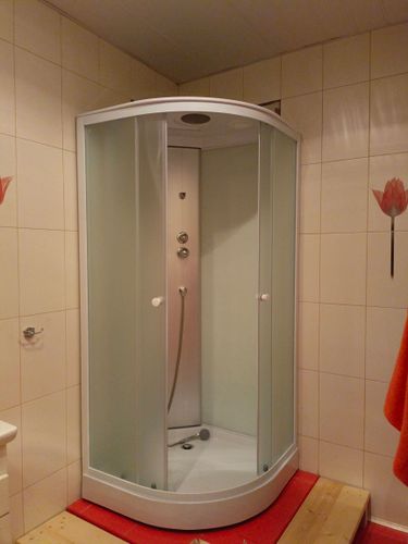 Установлена современная душевая конструкция с низким основанием. Смонтированы стенки, двери, подключены коммуникации, обеспечена герметичность. Завершена отделка, проверена функциональность.