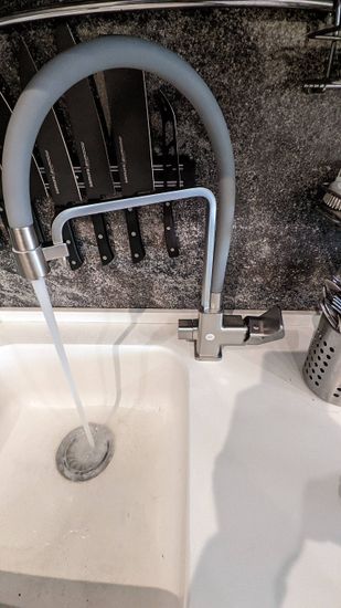 Установлен новый кран, обеспечивающий надежное перекрытие воды. Демонтирован старый элемент, произведена герметизация соединений, проверена работоспособность системы.