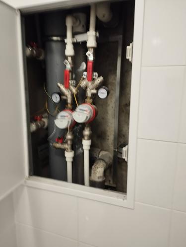 Выполнена замена неисправных труб, установлены новые фитинги, герметизированы соединения, проверена система на утечки, проведено тестирование давления, восстановлена работоспособность.