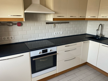 На кухне установлена новая раковина. Произведено подключение к водопроводу и канализации, герметизация швов, проверка на отсутствие протечек. Работы завершены, все функционирует.