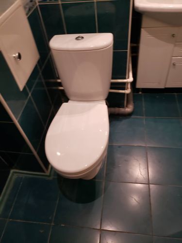 Установлен новый бачок на унитаз, подключены трубы, проверена герметичность соединений, проведена настройка механизма слива, выполнена очистка рабочей зоны.