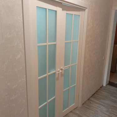 Установка межкомнатной двухстворчатой двери