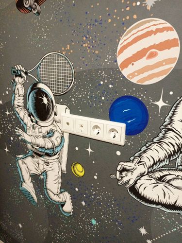 Выполнена установка подрозетников в стене с космическим рисунком. Подрозетники аккуратно вмонтированы, розетки выровнены, обеспечена надежная фиксация и подключение к электросети.