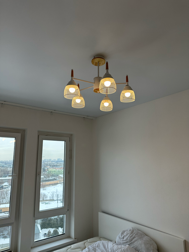 Установлено новое потолочное освещение с пятью плафонами, подключены провода, проверена работа. Светильник закреплён на потолке, лампы вставлены, электричество подано, всё функционирует.