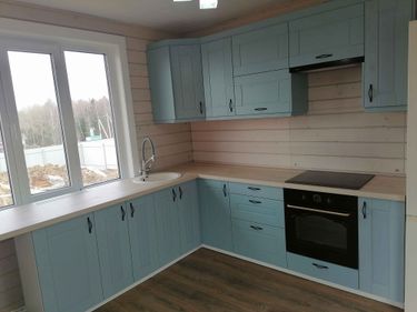 Установлены шкафы, закреплена столешница, подключена мойка, вмонтирована варочная панель, навешены дверцы, прикреплены ручки, выровнены поверхности, завершены все монтажные работы.