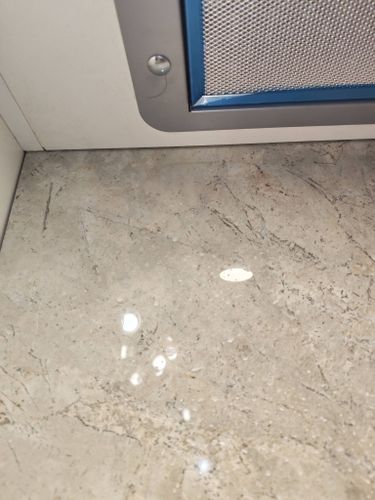 Установка светодиодной ленты для подсветки рабочей зоны