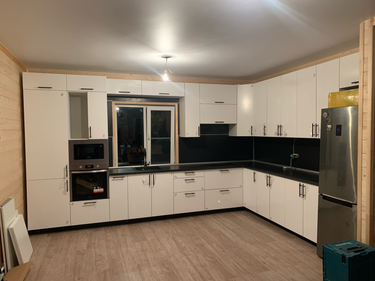 Обновлены кухонные элементы: установлены аккуратно подогнанные панели, обеспечивающие современный вид и функциональность. Завершён монтаж всех деталей, включая ручки и петли.