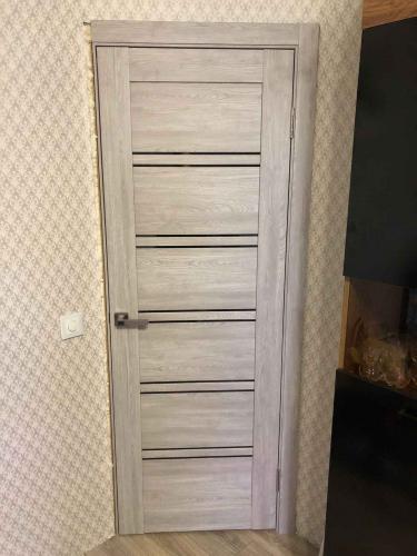 На полотне двери выполнено углубление, закреплён механизм, установлена ручка, проведена регулировка. Работа завершена аккуратно, без видимых дефектов, дверь функционирует исправно.