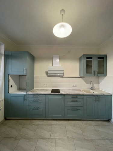 Установлены шкафы, закреплены фасады, смонтирована столешница, подключена мойка, вмонтирована варочная панель, установлена вытяжка, проведены коммуникации, завершена отделка.