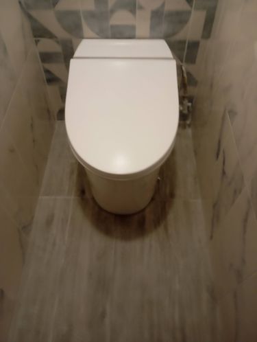 Установлено новое сантехническое оборудование, подключены коммуникации, проверена герметичность соединений, произведена регулировка сливного механизма, выполнена уборка рабочего места.