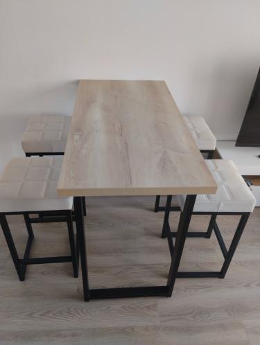 Обновлена поверхность кухонного стола, установлена новая деревянная панель светлого оттенка, гармонирующая с интерьером. Завершено аккуратно, без видимых дефектов.