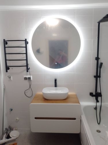 Установлен новый кран, подключены водопроводные трубы, проверена герметичность соединений, удалены старые элементы, проведена очистка рабочей зоны, протестирована функциональность.