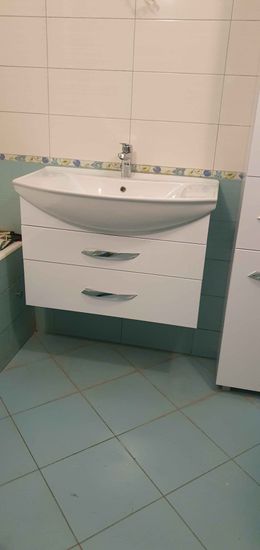 Установлен новый кран на раковину в ванной комнате. Проведена замена старого оборудования, выполнены все подключения, проверена герметичность соединений. Работы завершены аккуратно и качественно.