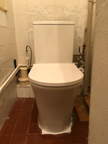 Установлен новый напольный унитаз, подключен к водопроводу и канализации, герметизация выполнена, проверена работоспособность, очищено место установки, проведена окончательная проверка.