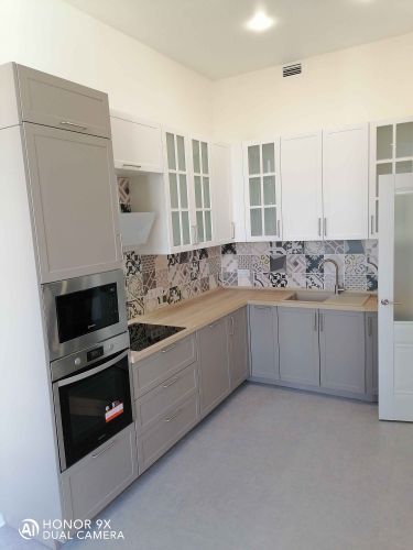 Розетка перемещена на новую позицию, проведена прокладка проводов, выполнено подключение к сети, установлена новая панель, проверена работоспособность, обеспечена безопасность и эстетичность.