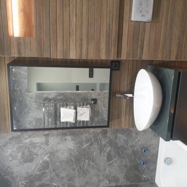 Установлен шкаф с зеркалом в ванной комнате. Закреплен на стене, выровнен по уровню, проверена надежность креплений. Подключено освещение, обеспечена безопасность использования.