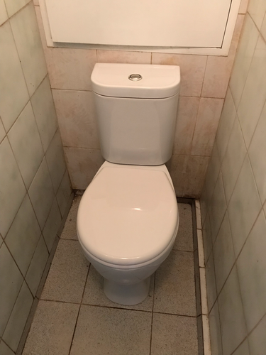 Установлено новое сантехническое оборудование, подключены коммуникации, проверена герметичность соединений, закреплено на полу, протестирована функциональность системы слива.