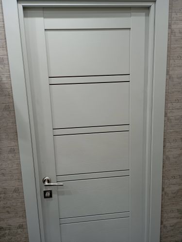 Изображена установленная дверь-гармошка: аккуратно закреплена, ровно смонтирована, идеально вписана в проем, оснащена надежной фурнитурой, плавно открывается и закрывается.