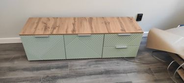 Собрана мебель с выдвижными секциями. Установлены ручки, закреплены фасады, выровнены направляющие. Конструкция устойчива, все элементы подогнаны, поверхность чистая, без дефектов.