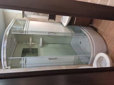 Удалены стеклянные панели, разобраны крепления, отключены водопроводные трубы, снят поддон, очищено пространство. Все элементы аккуратно демонтированы, оставив помещение готовым для дальнейших работ.